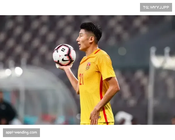 恩古莫哈左路突破吸引5人合围，红军小将单场3次过人点亮前场。